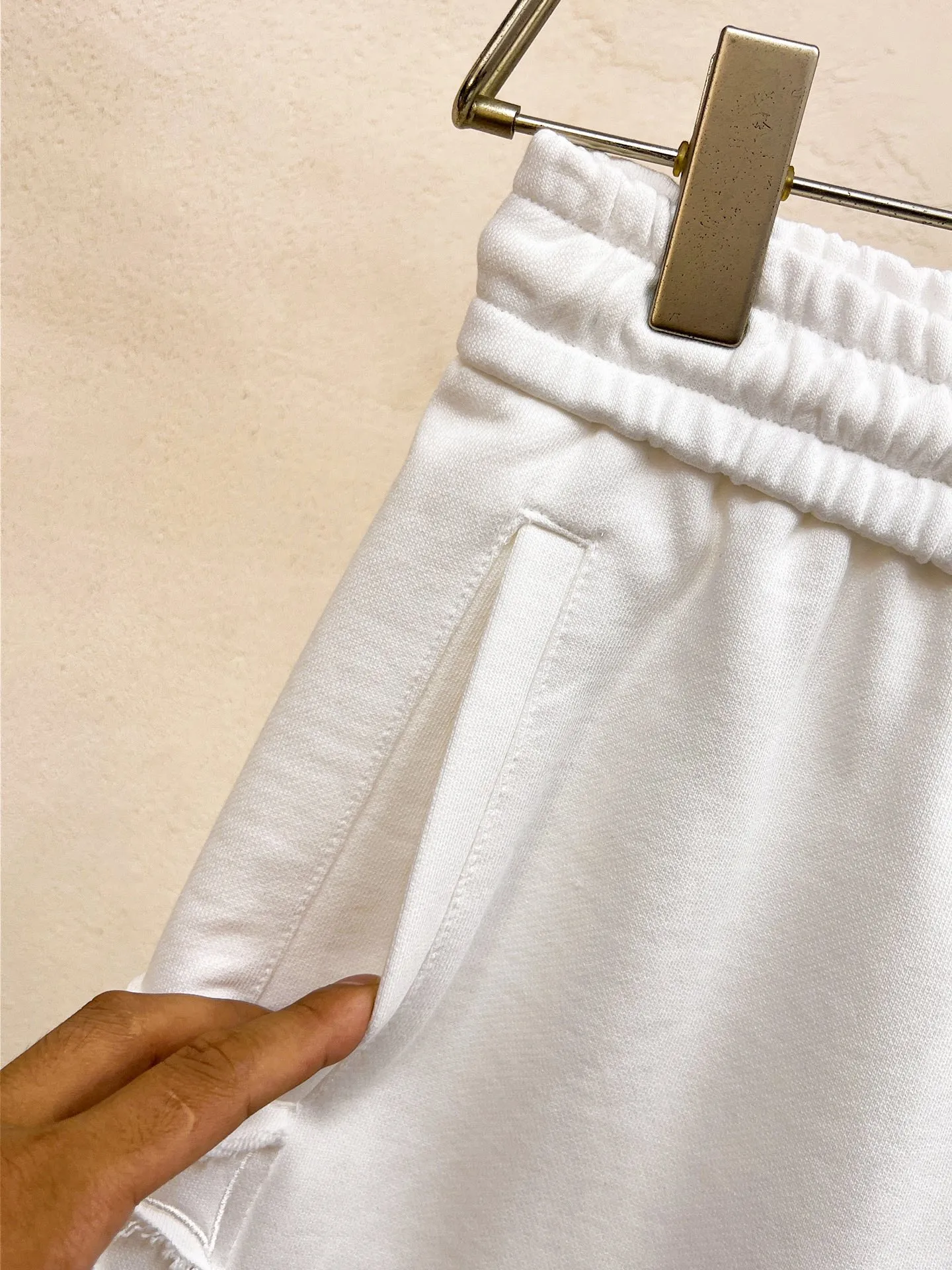 The Queen Mother's three-standard complete 2026 summer New Arrival men's casual shorts, advanced custom-made fabric Breathable fabric, Breathable elasticity and comfort, impeccable details, top-grade accessories, original logo design concept, delicate and soft feel! The upper body fit is awesome! Size: M-XXXL Please state your height and weight when ordering
